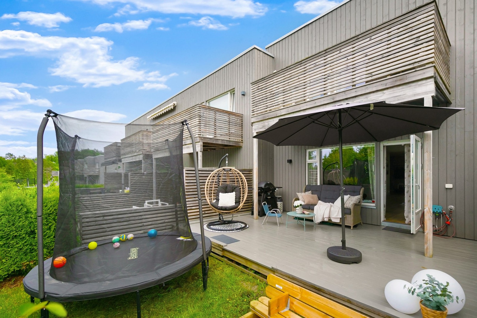 Terrassen er delvis overbygget og har god plass til både spisegruppe, loungesett og grill. Galleribilde