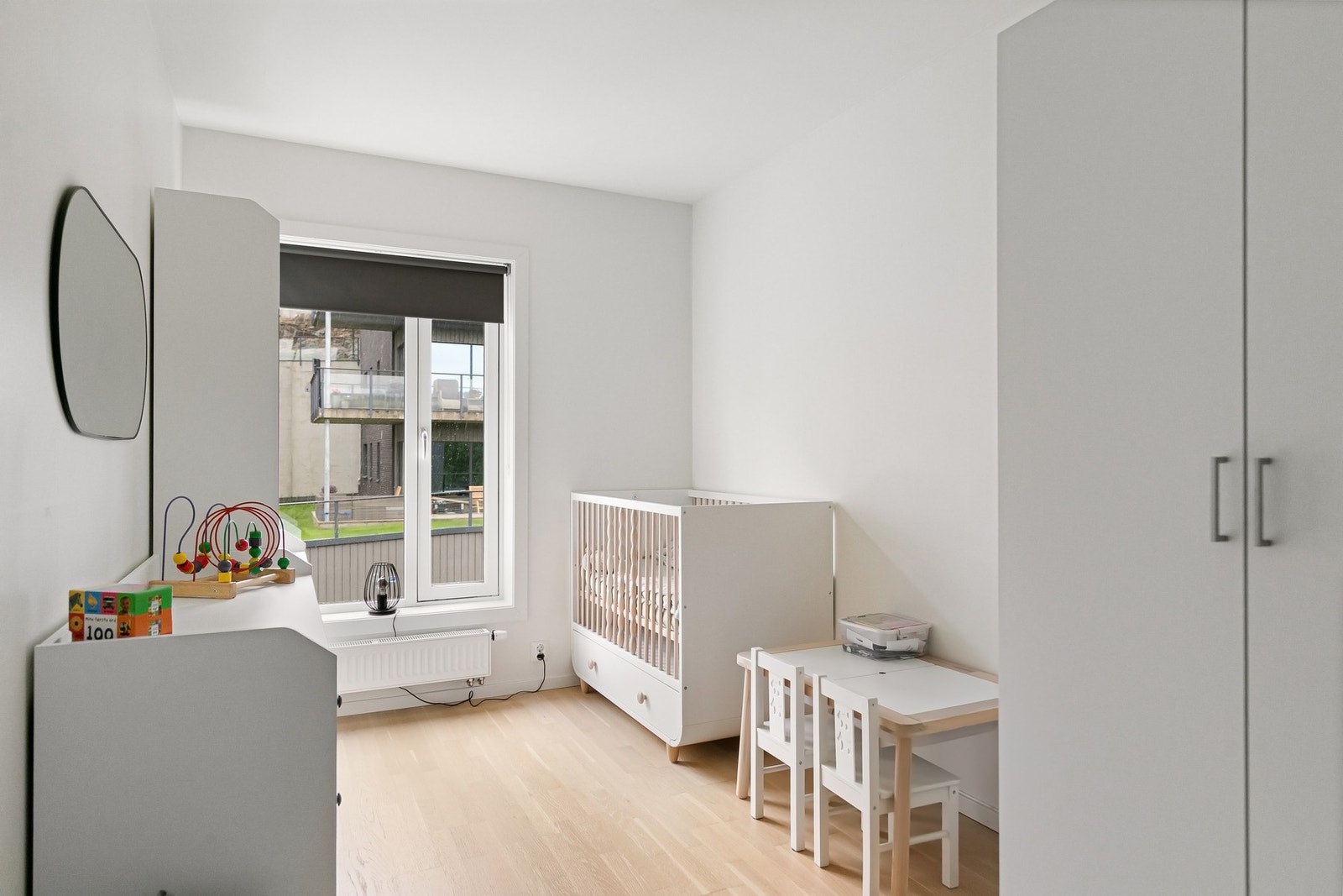 De øvrige soverommene har gode størrelser og fleksible bruksmuligheter, med plass til seng, garderobeløsning og eventuelt skrivebord. Galleribilde