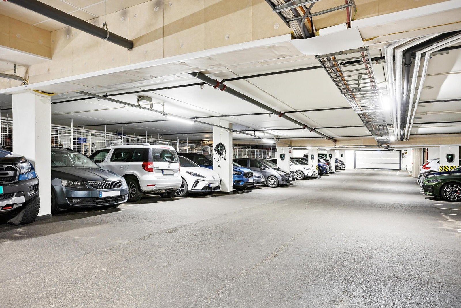 Boligen har to parkeringsplasser i felles garasje kjeller. Galleribilde