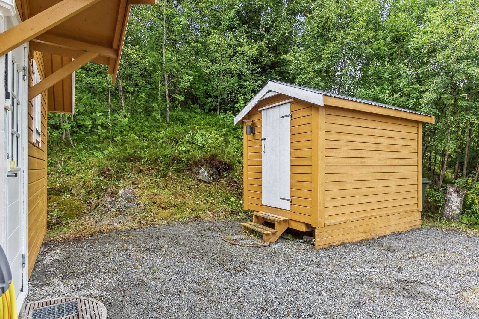 På tomten er det to uthus som har et samlet areal på 12 m². Galleribilde