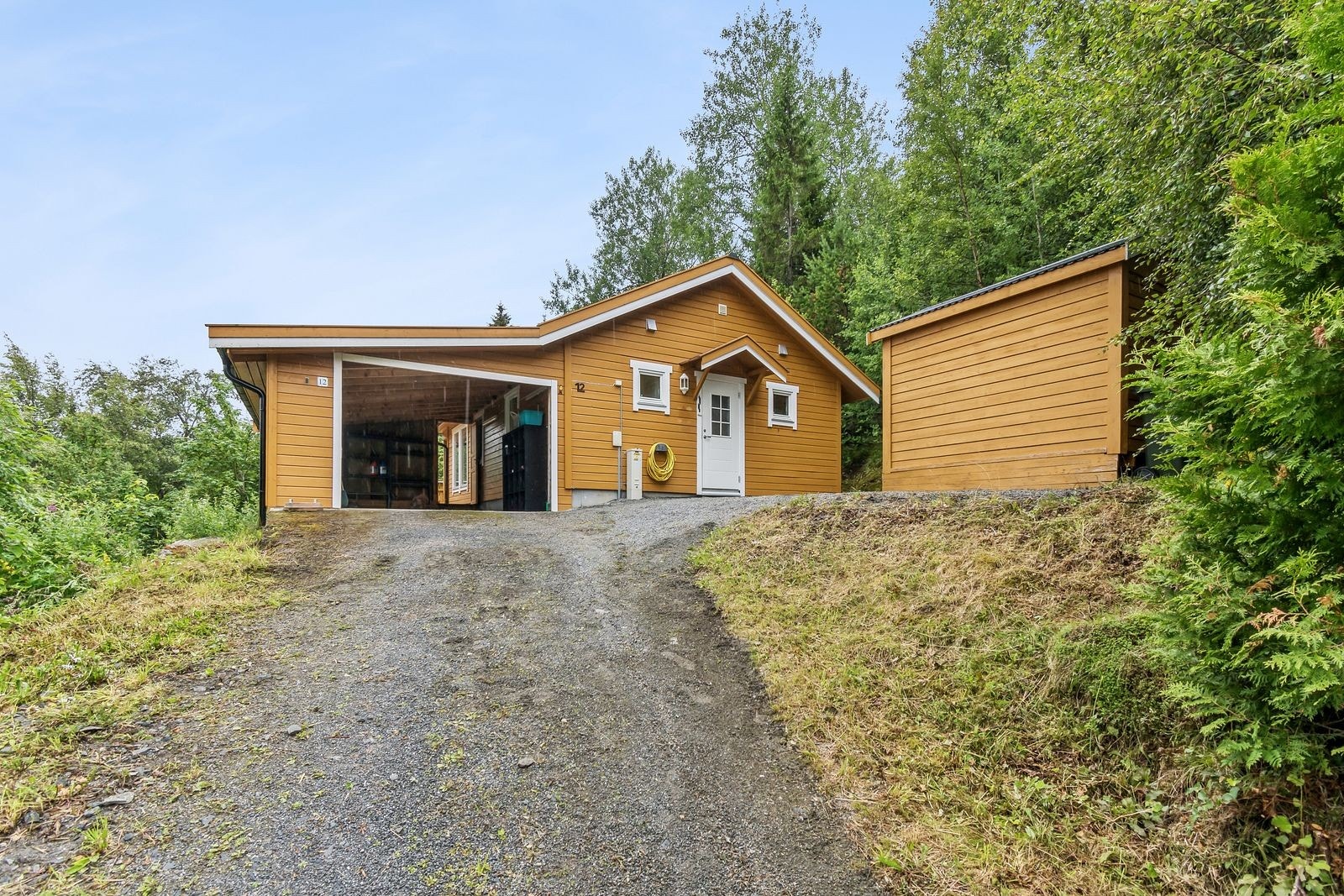 Carport på hele 29 m² med god plass til bil og oppbevaring. Galleribilde