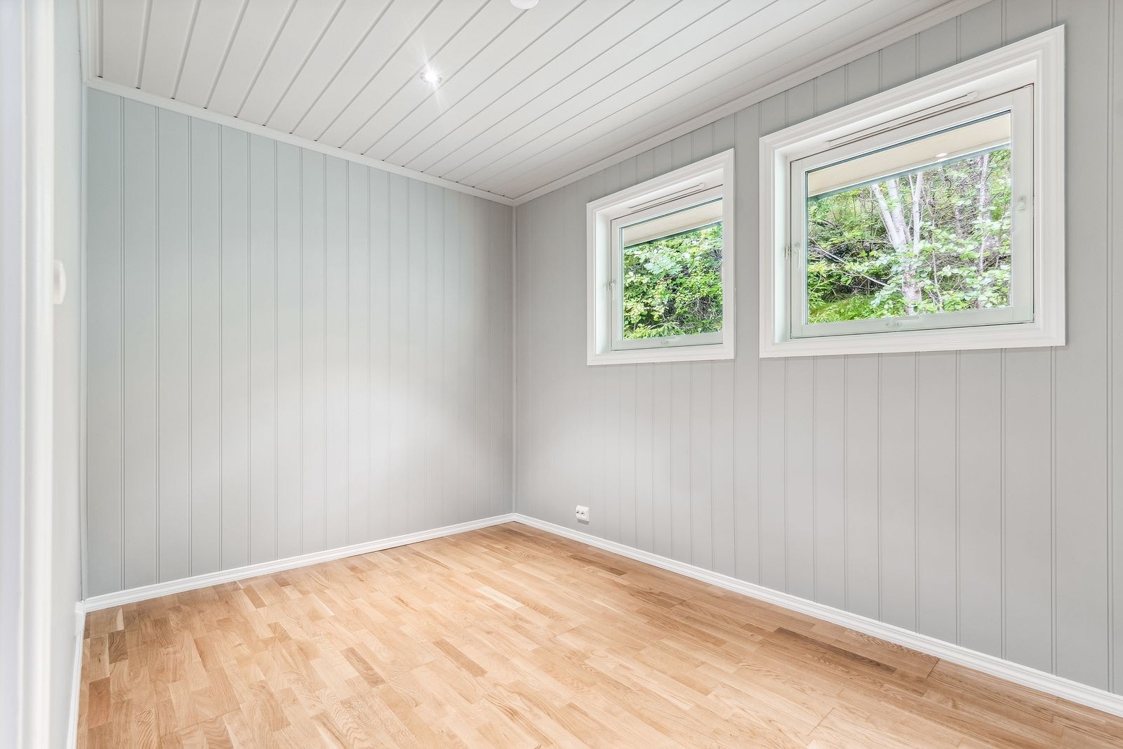 Soverommene har plass til seng og ønsket garderobeløsning. Det er malte overflater i en grå fagre og paneil i himling. Galleribilde