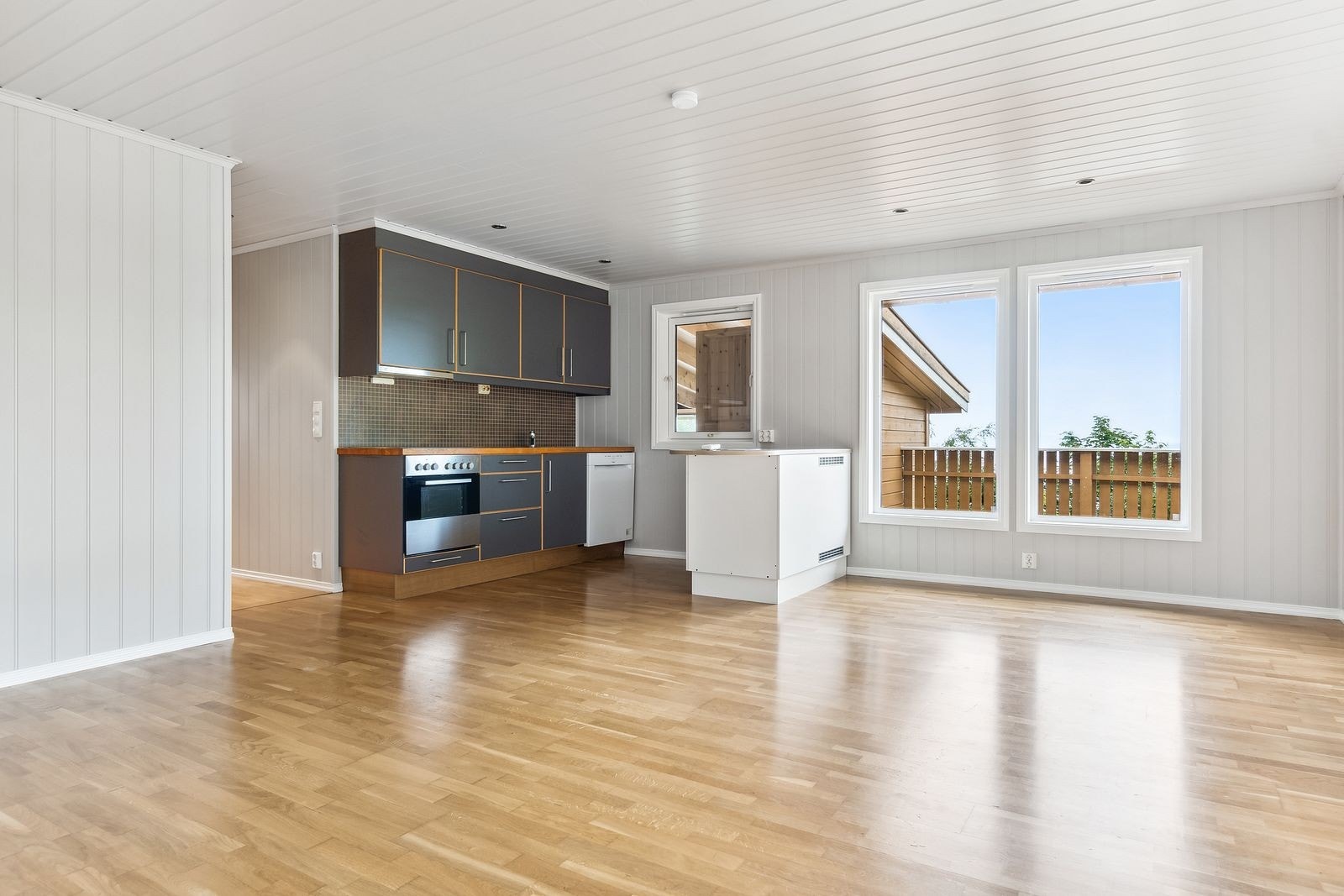 Åpen stue- og kjøkkenløsning på ca. 28 m² gir en sosial og funksjonell planløsning. Her kan vertskapet være en del av selskapet også under matlagingen. Galleribilde