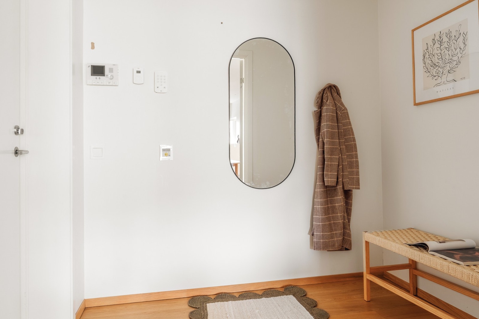 Velkommen inn i en romslig entré med praktiske oppbevaringsmuligheter Galleribilde