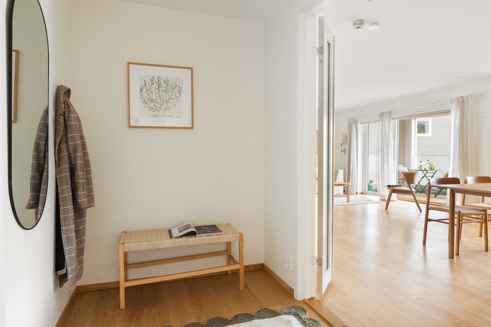 Lys og innbydende entré med plass til oppbevaring av yttertøy og sko Galleribilde