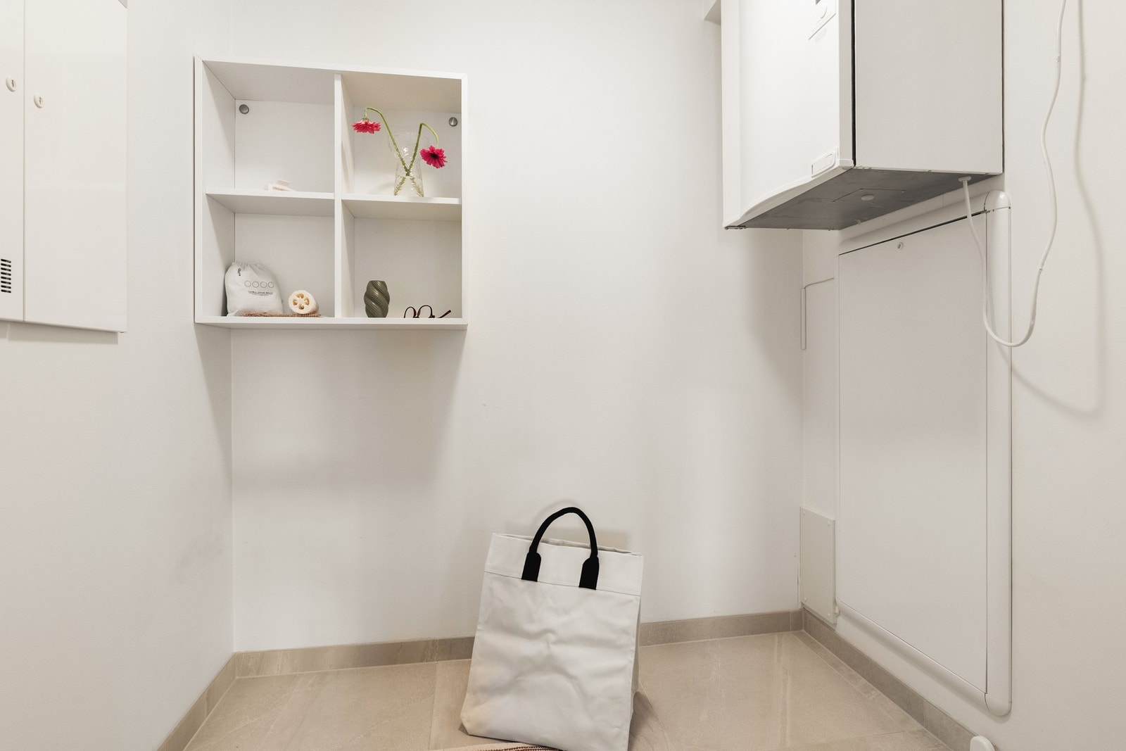Separat vaskerom med flislagt gulv, opplegg for vaskemaskin og tekniske installasjoner Galleribilde