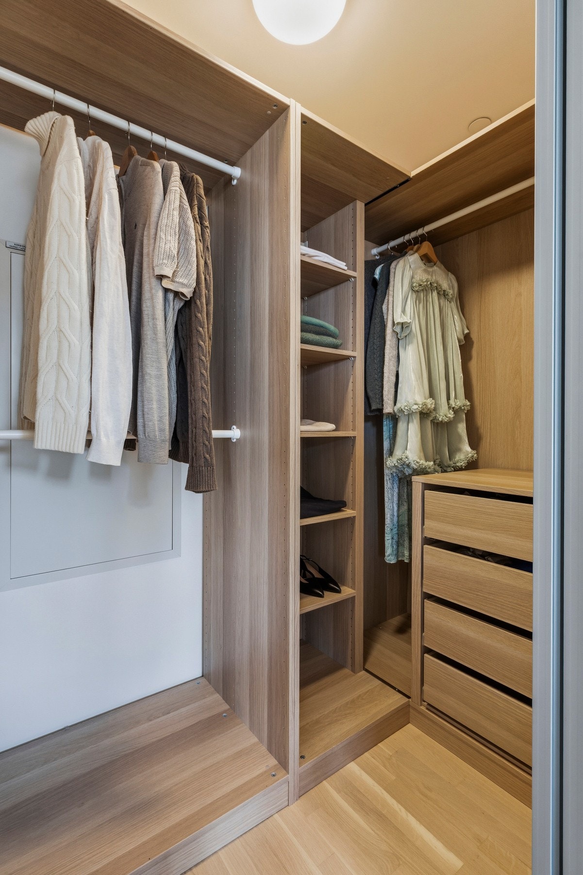 Fra soverommet kommer du inn i et walk-in closet Galleribilde