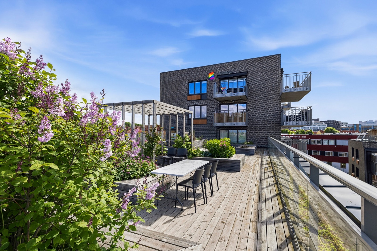 Takterrassene gir gode muligheter for avslapning og hyggelige sammenkomster Galleribilde