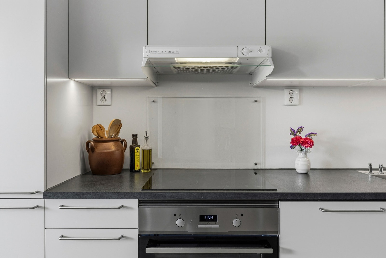 Avtrekk fra ventilator over platetoppen bidrar til god luftkvalitet, støttet av balansert ventilasjon Galleribilde