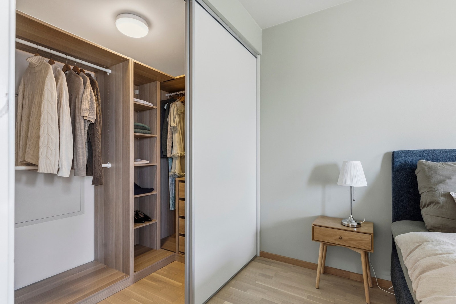 Vegger og gulv er holdt i moderne materialer som harmonerer med boligens øvrige stil Galleribilde