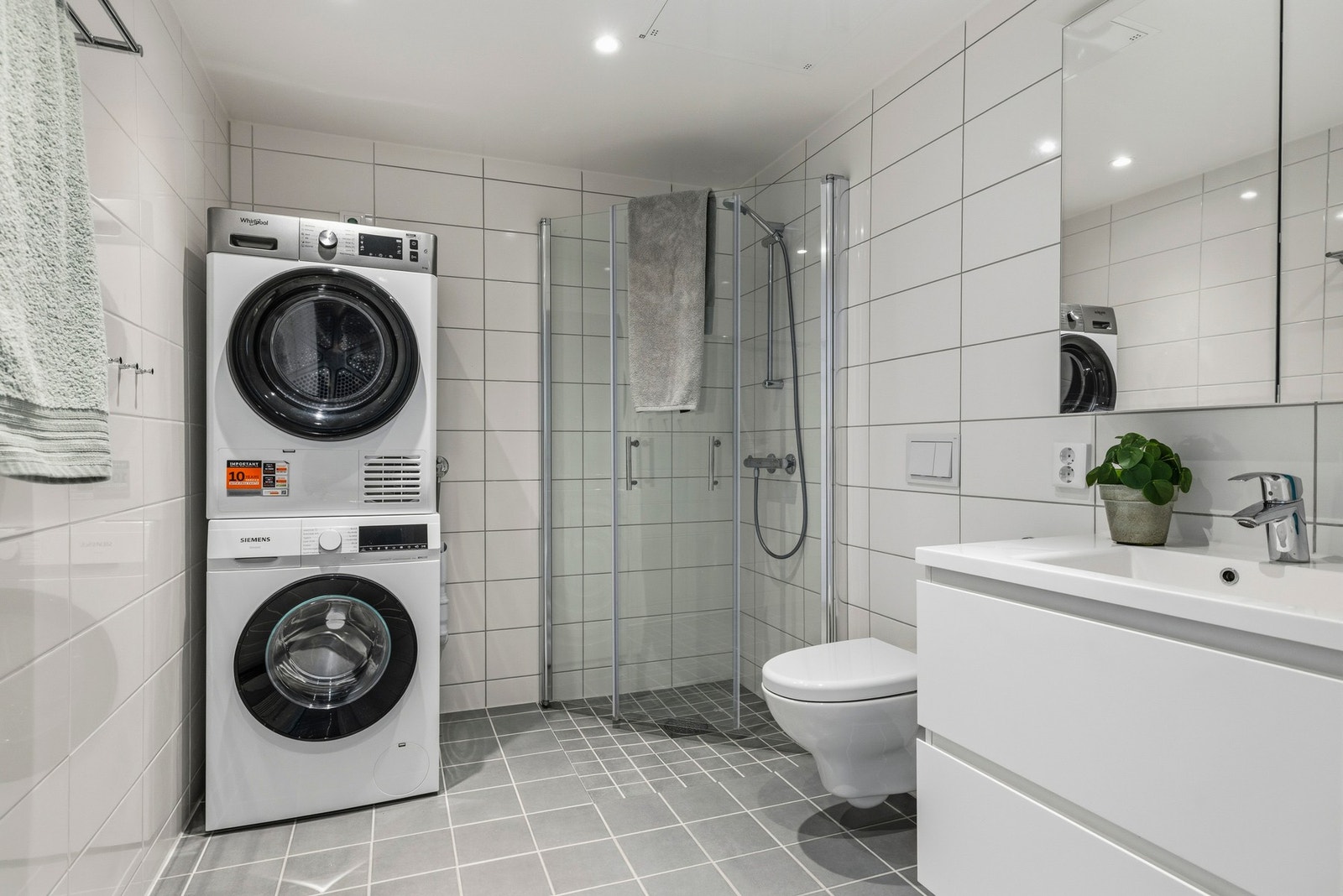 Badet har fliser på gulv og vegger, med en romhøyde på 2,19 meter Galleribilde