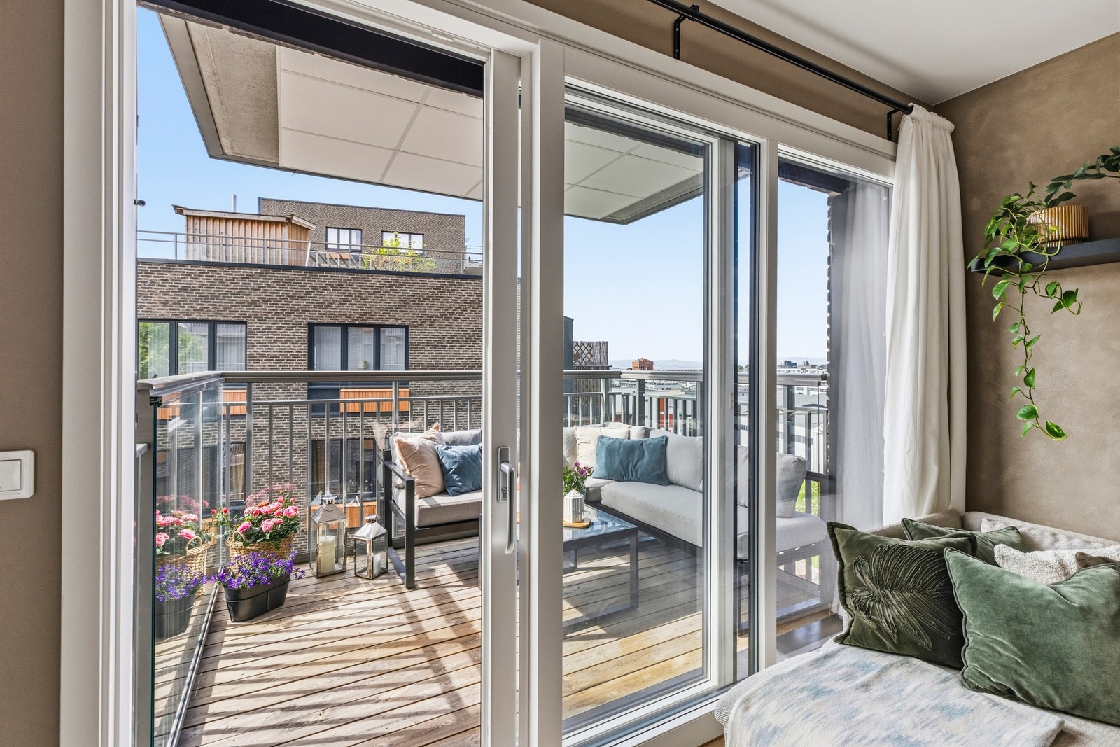 Fra stuen har du utgangen til en balkong Galleribilde