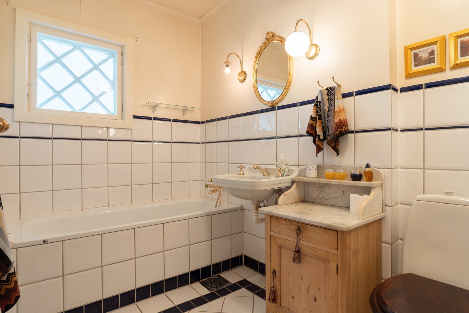 Bad i første etasje med badekar, perfekt for barnefamilier. Galleribilde