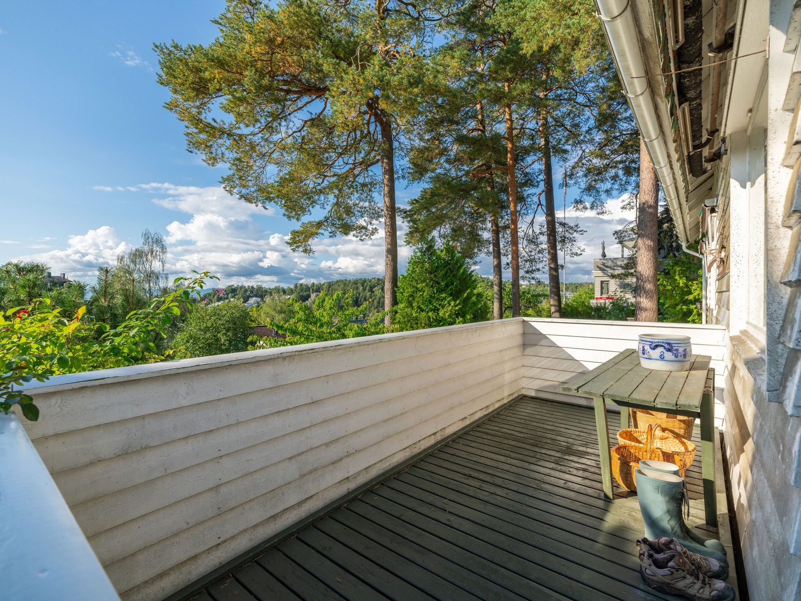 Nyt utsikten mot Oslofjorden fra terrassen - her blir sommerkveldene lange. Galleribilde