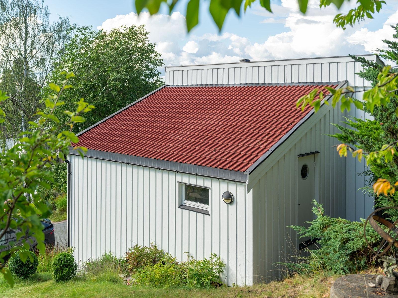 Over garasjen ligger et ekstra loftsrom som enkelt kan innredes etter behov. Galleribilde