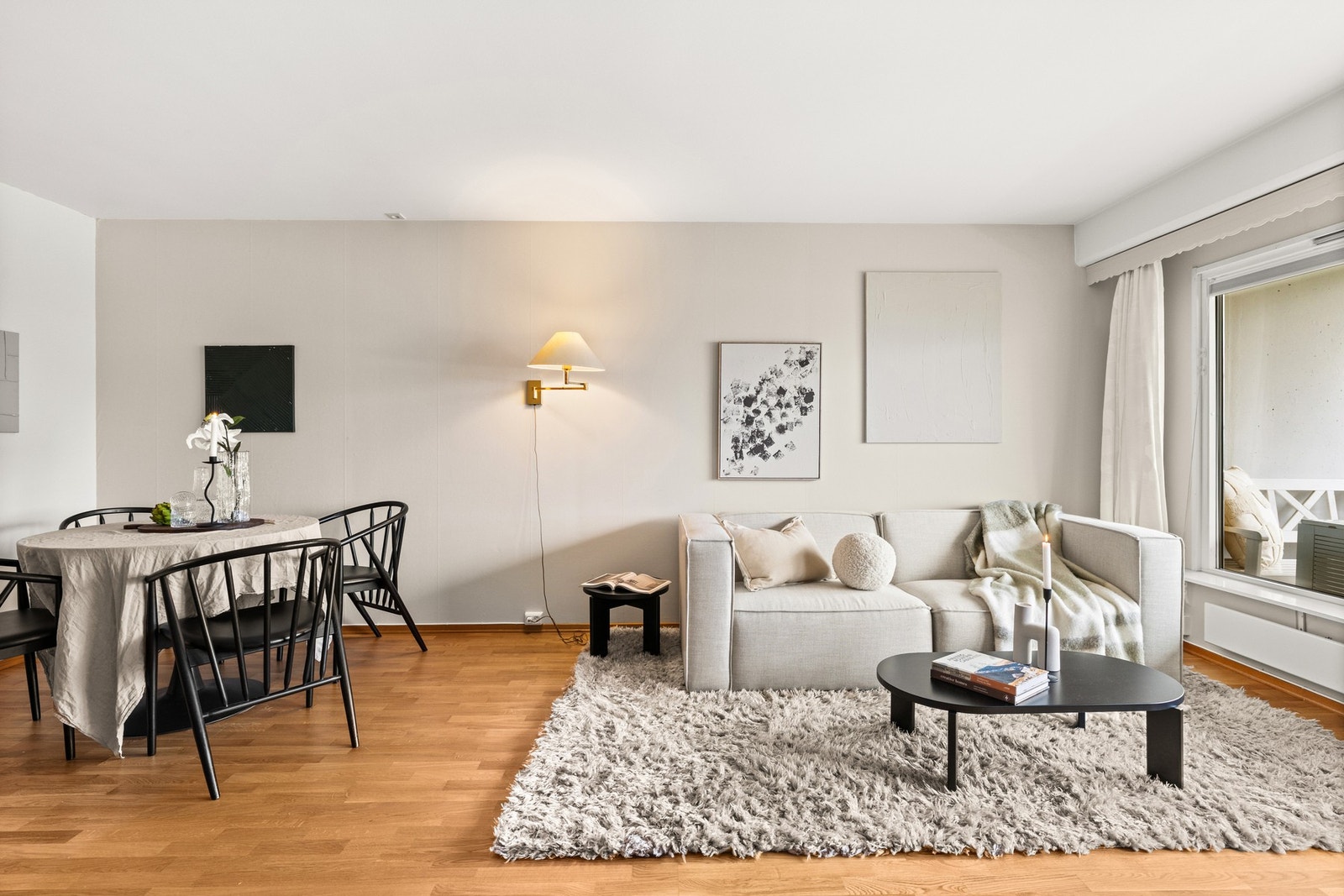 Hyggelig stue med plass til både sofagruppe og spisebord Galleribilde