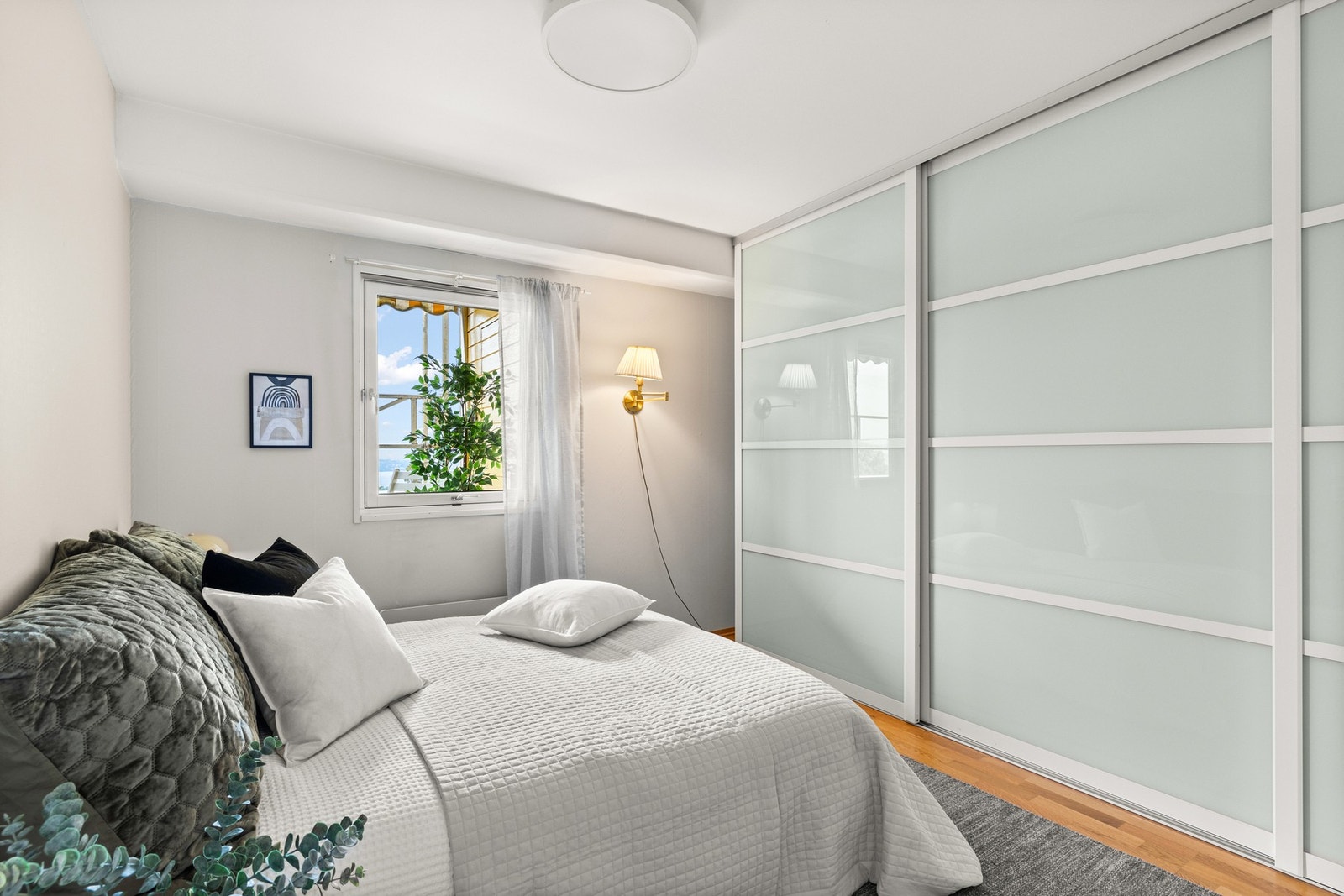 Rommet har god plass til seng og tilhørende møblement, og er utstyrt med en romslig skyvedørsgarderobe Galleribilde