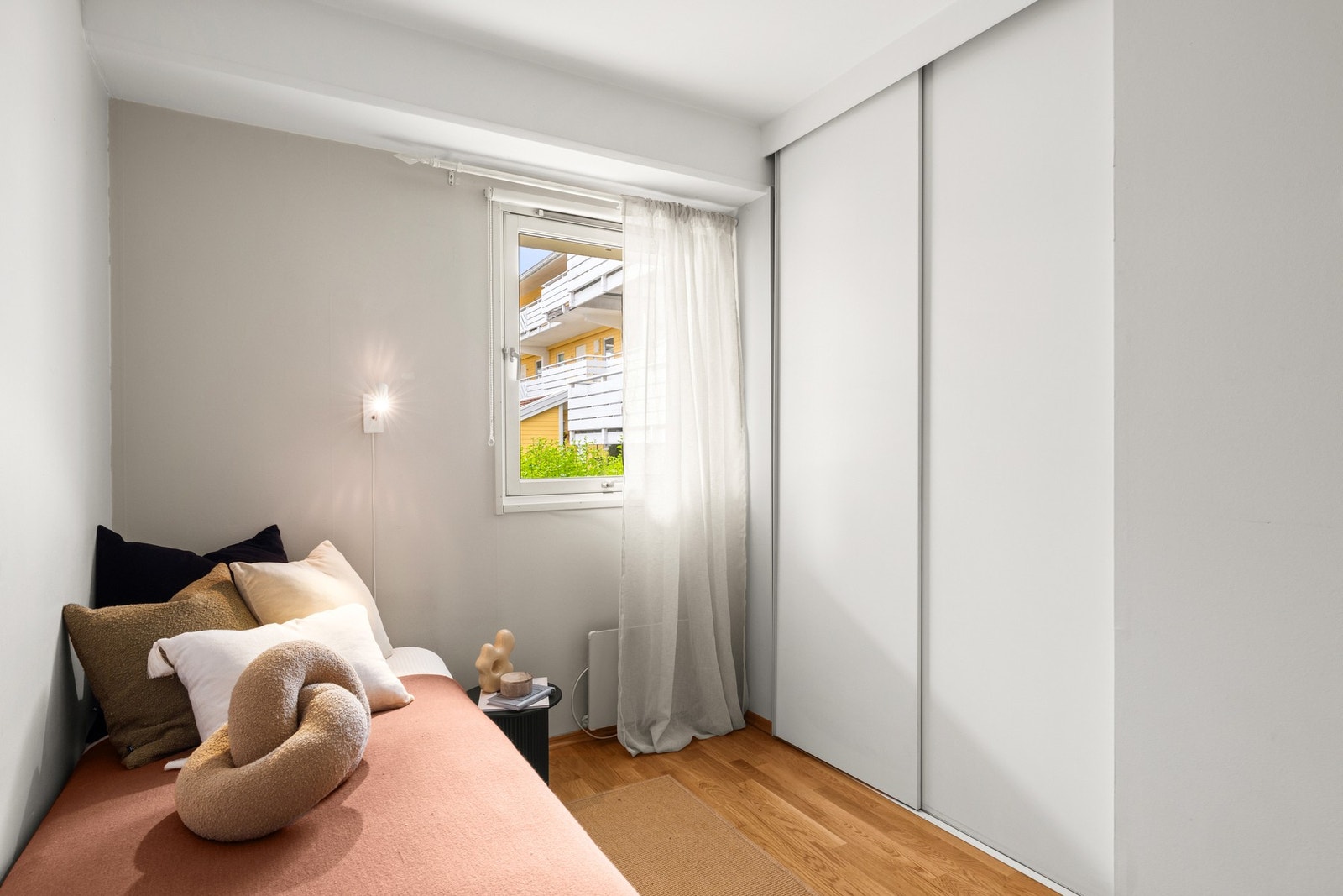 Også dette rommet er utstyrt med en romslig skyvedørsgarderobe Galleribilde
