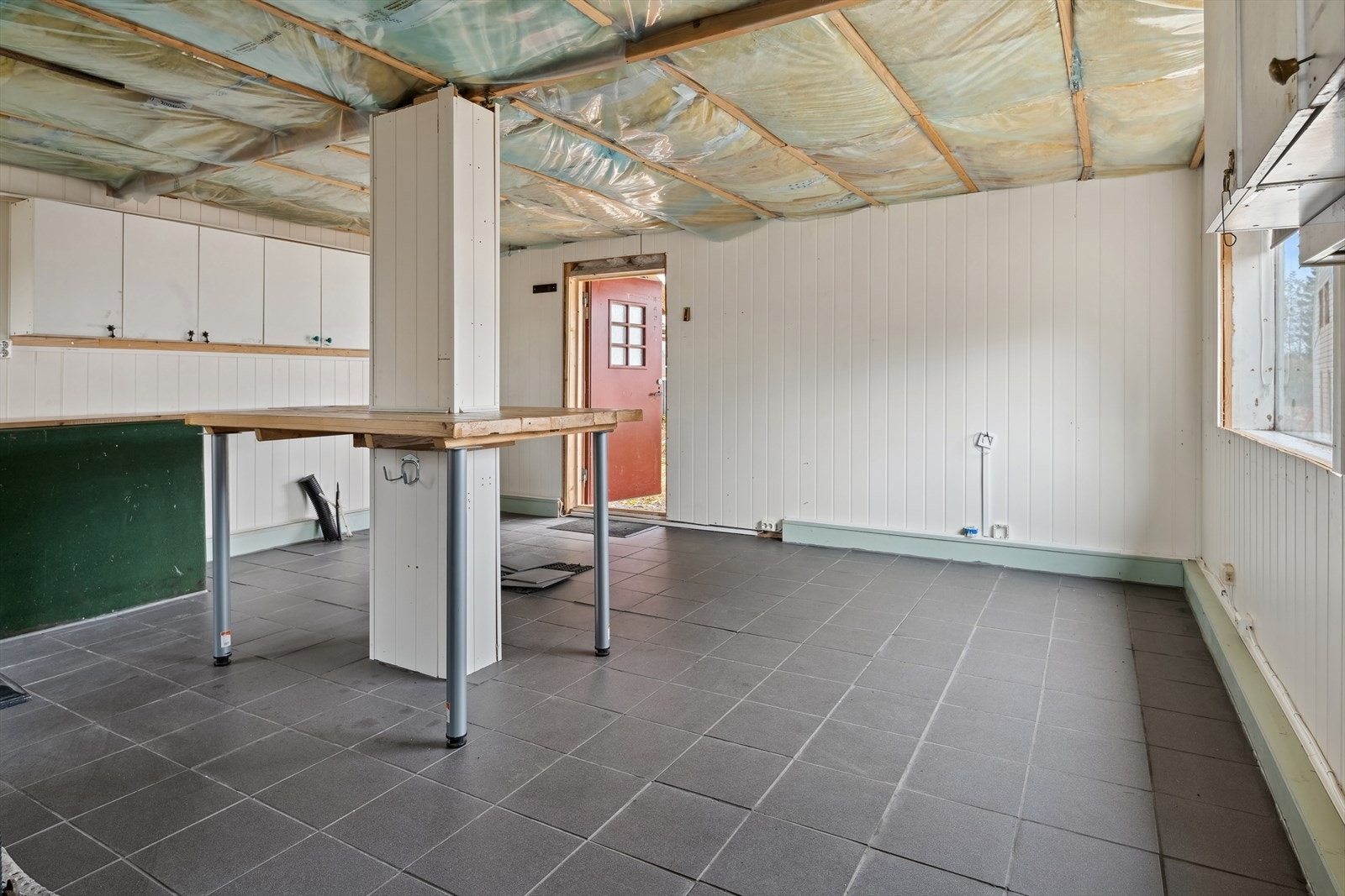 Påbegynt innreding av verksted. Galleribilde