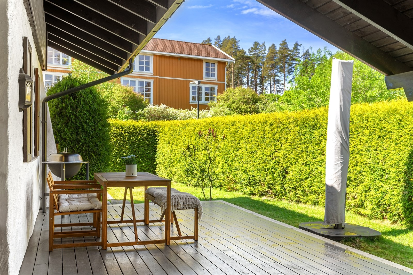 Skjermet og solrik hage med stor markterrasse og godt med boltreplass for både store og små. Galleribilde