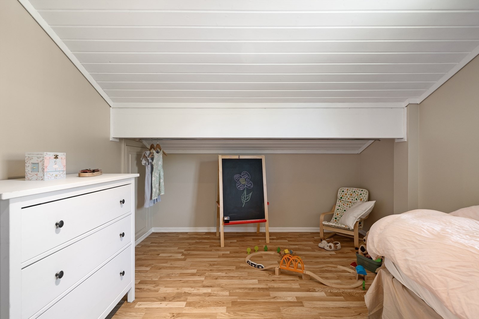 Et allsidig soverom som egner seg godt til både barnerom, gjesterom eller kontor. Begge soverommene har kneloft som gir ekstra lagringsmuligheter. Galleribilde