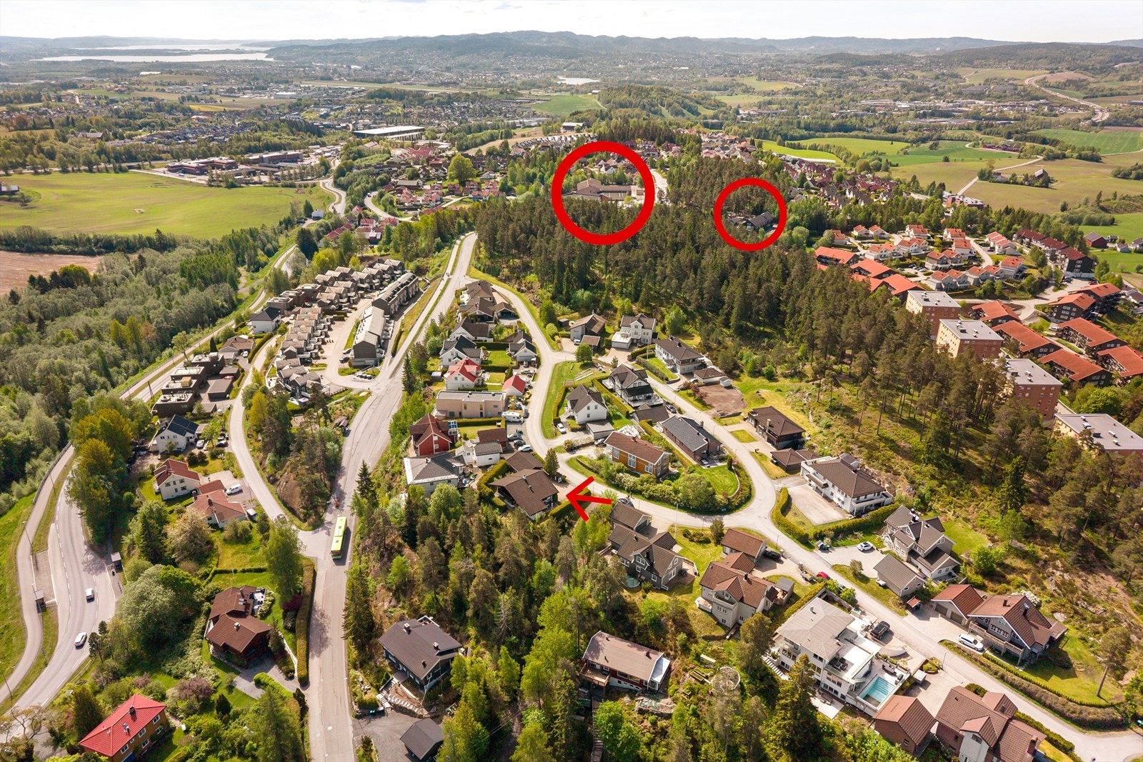 Kort gangavstand til flere barnehager og barneskole. Brånås skole markert med stor rød ring. Galleribilde