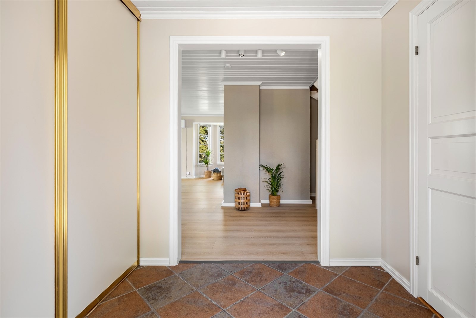 Romslig, flislagt entré med rikelig oppbevaringsplass i praktisk skyvedørsgarderobe. Samt praktisk bod i tilknytning til entré. Galleribilde
