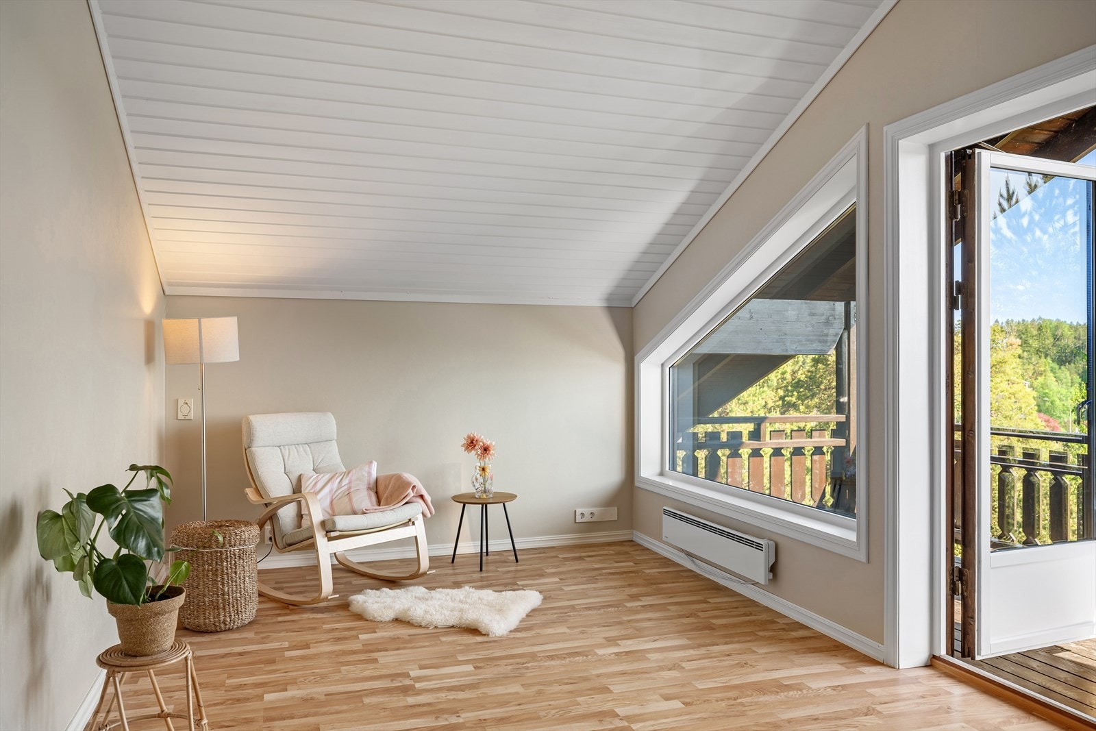 Store vindusflater sørger for godt med naturlig lys. Fra loftsstuen er det utgang til en stor overbygget balkong. Galleribilde