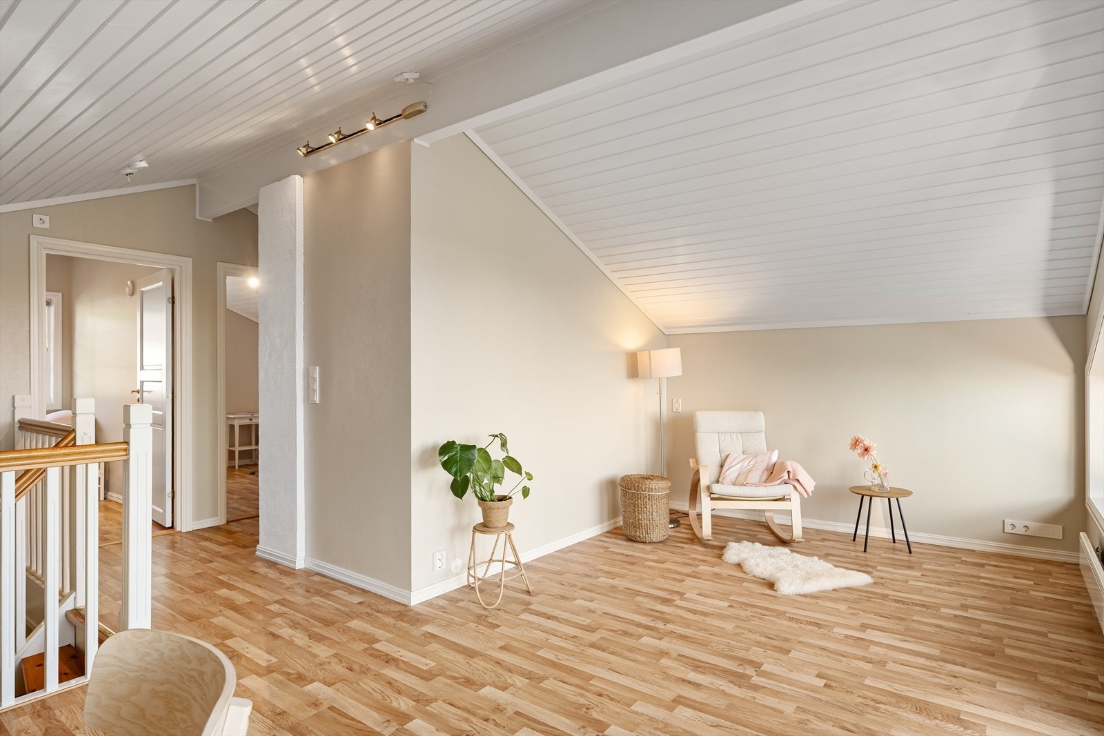 Loftstuen egner seg perfekt som ekstra oppholdsrom, med plass til både TV, sofa og sosialt samvær. Galleribilde