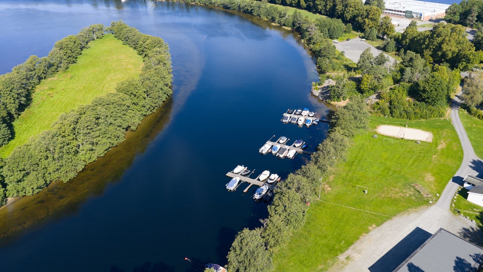 Idyllisk område med fine badeplasser og beach-volleyball rett ved eiendommen. Tilhørende båtplass på 3,5 meter. Galleribilde