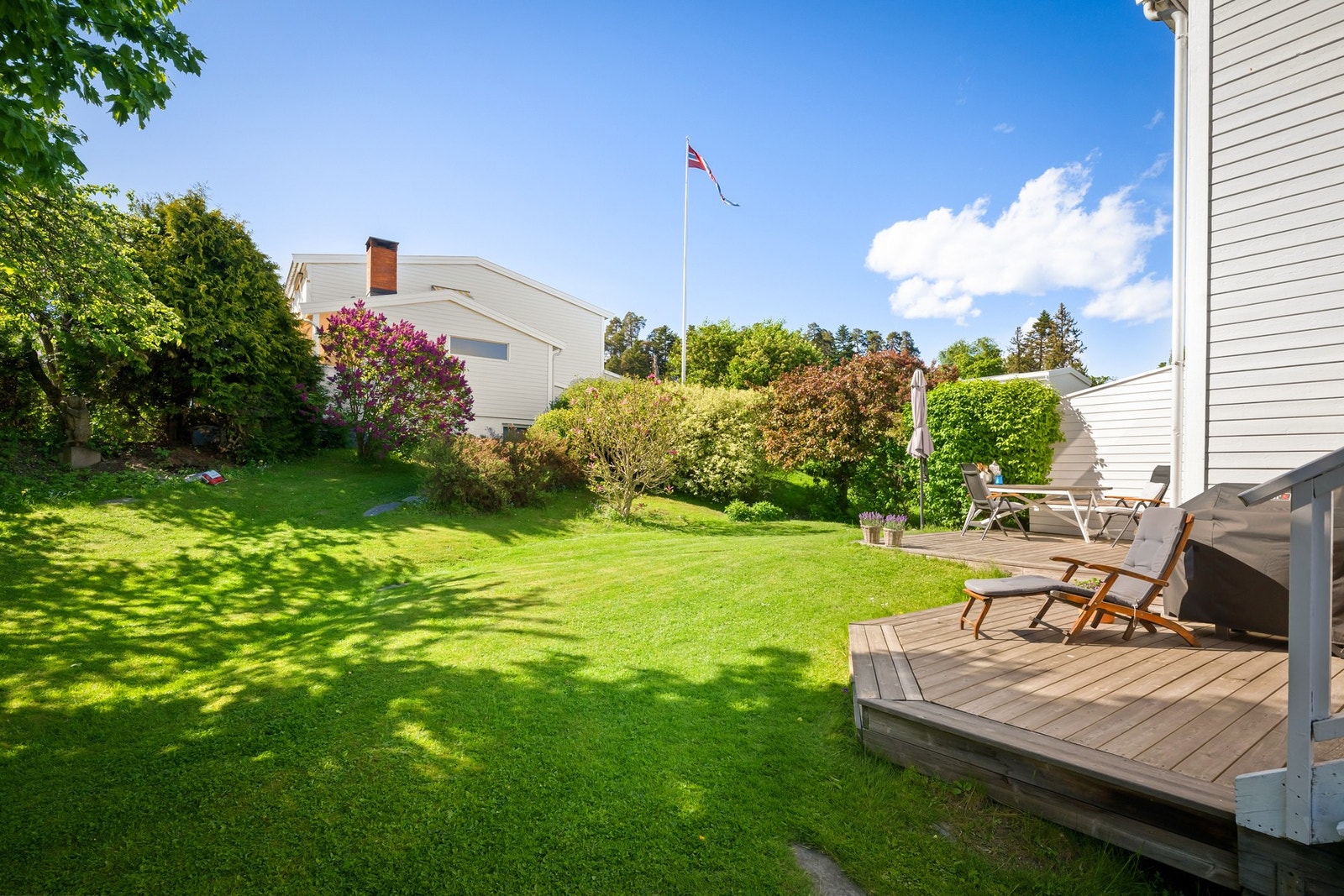 Her kan du nyte solen fra formiddagen og helt frem til den går ned, vanligvis fra rundt kl. 10 til 21 på sommerstid. Galleribilde