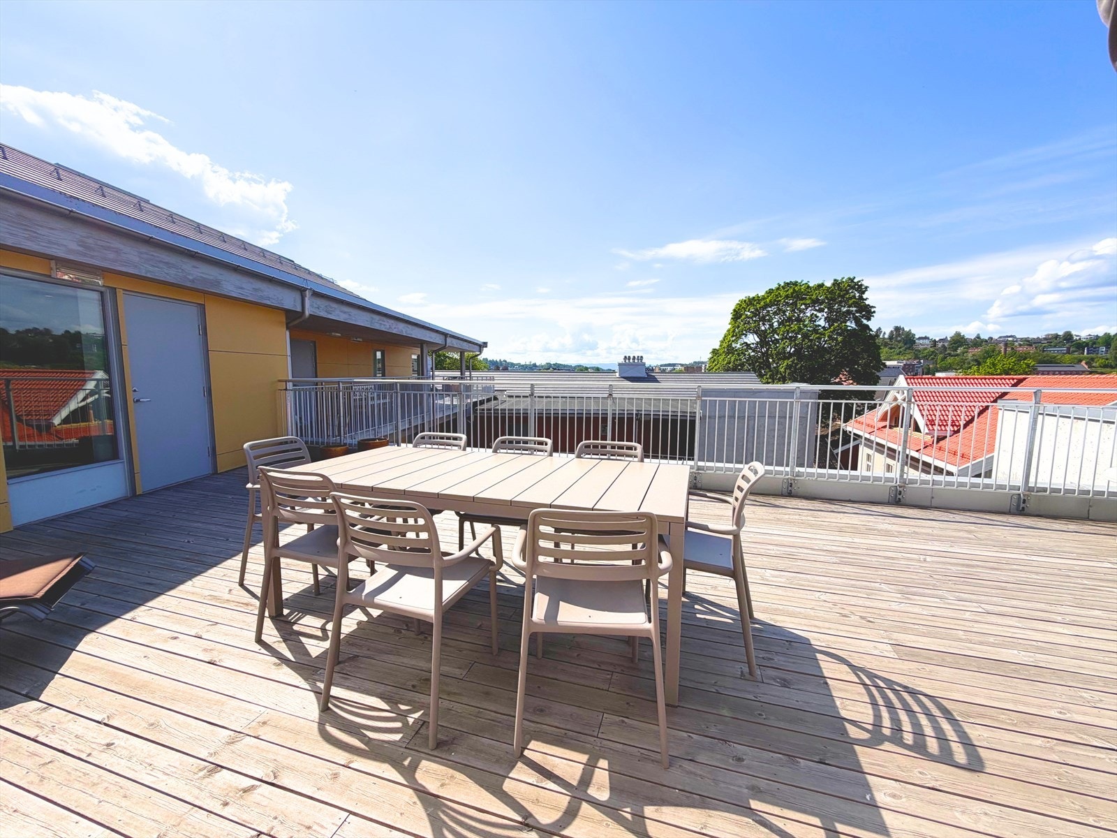 Felles takterrasse med romslig plass. Takterrassen vender mot sør og byr på strålende solforhold fra tidlig dag til langt utpå kvelden, perfekt for late sommerdager og stemningsfulle kvelder under åpen himmel. Galleribilde