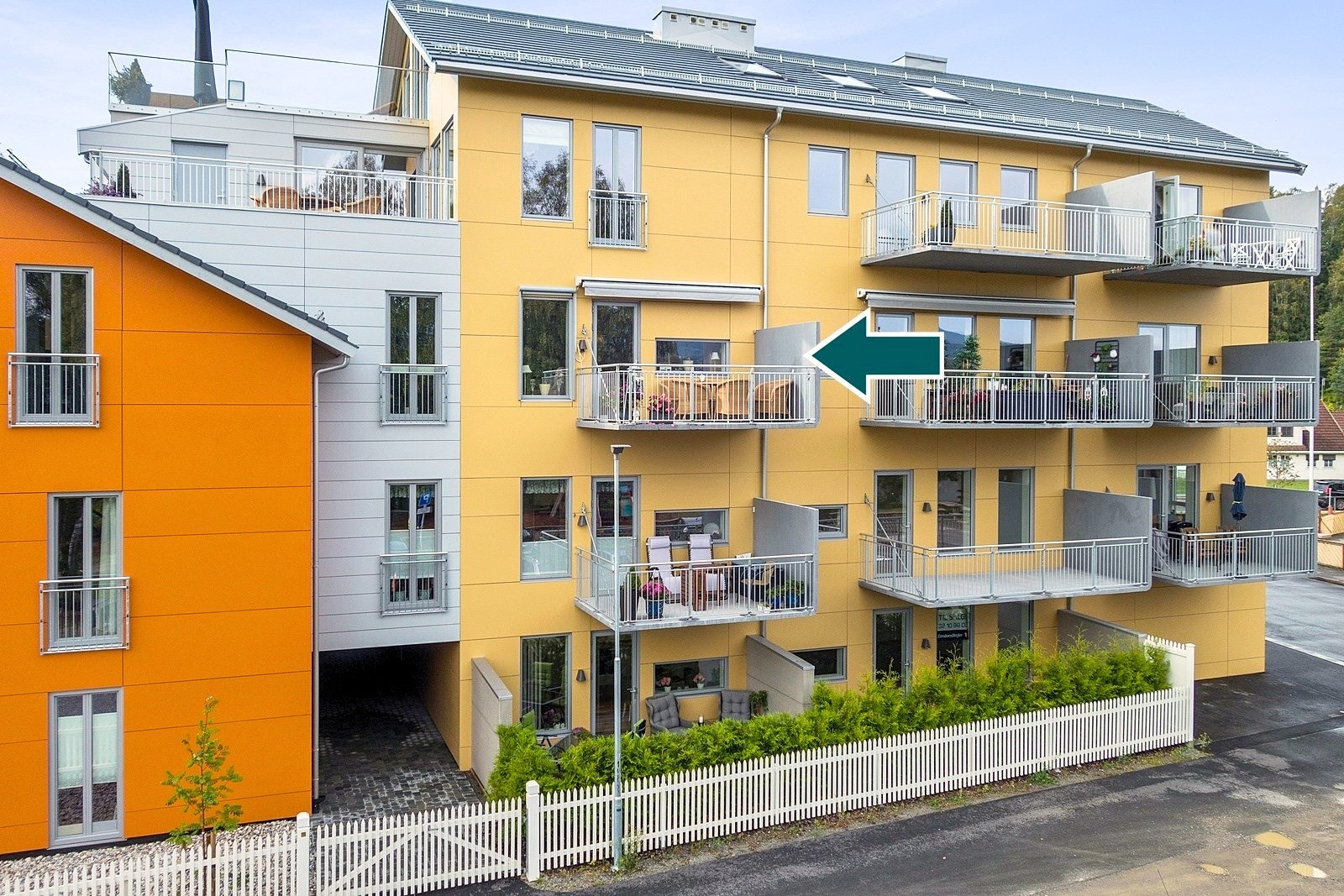 Leiligheten ligger attraktiv til i tredje etasje, midt i byen og uten bebyggelse foran. Her får du åpen utsikt, rikelig lys og en luftig atmosfære, med Storelva og sentrum like ved. Et privat og solrikt hjem med en unik beliggenhet i Hønefoss. Galleribilde
