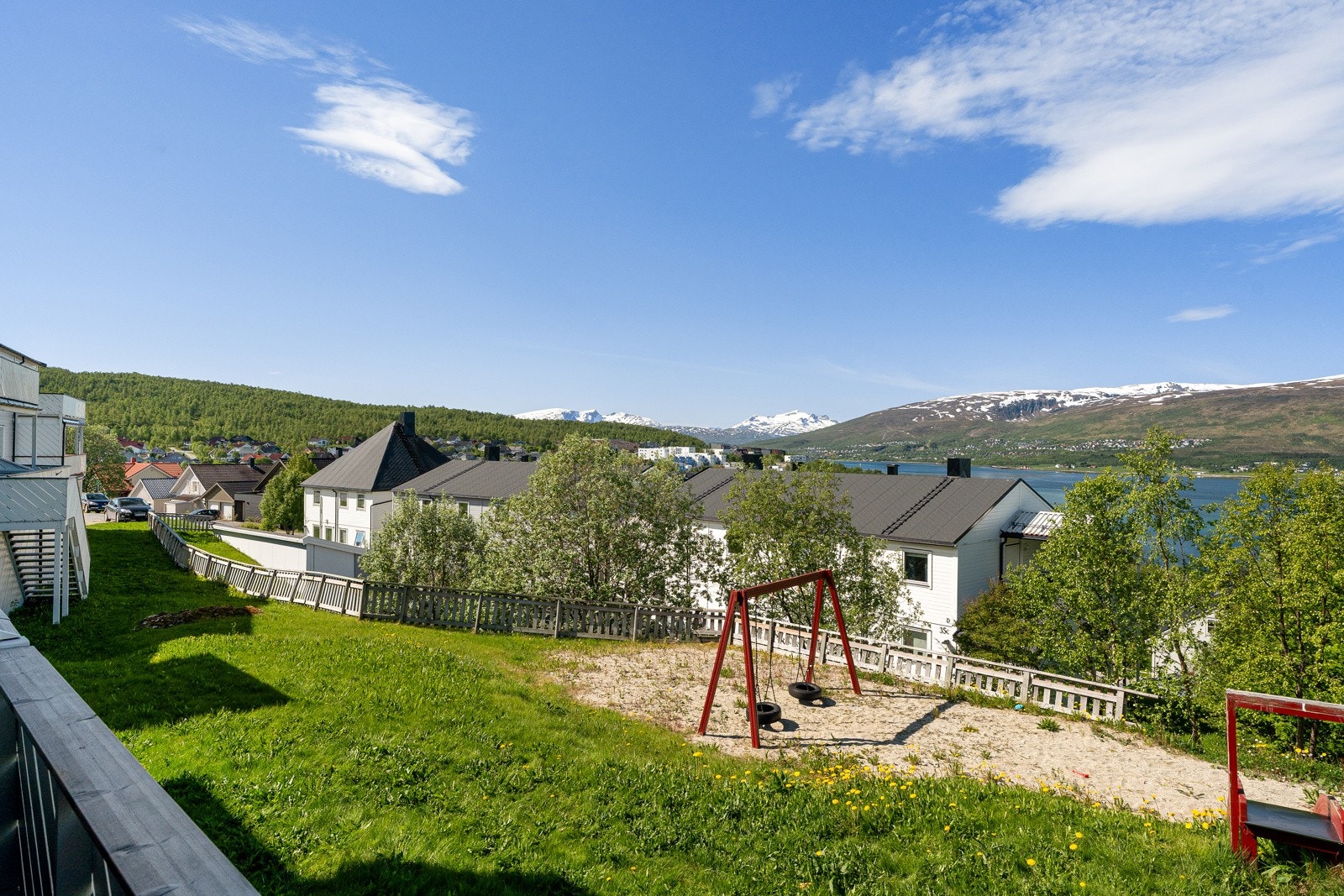 Lekeplass og trivelige fellesarealer i sameiet.