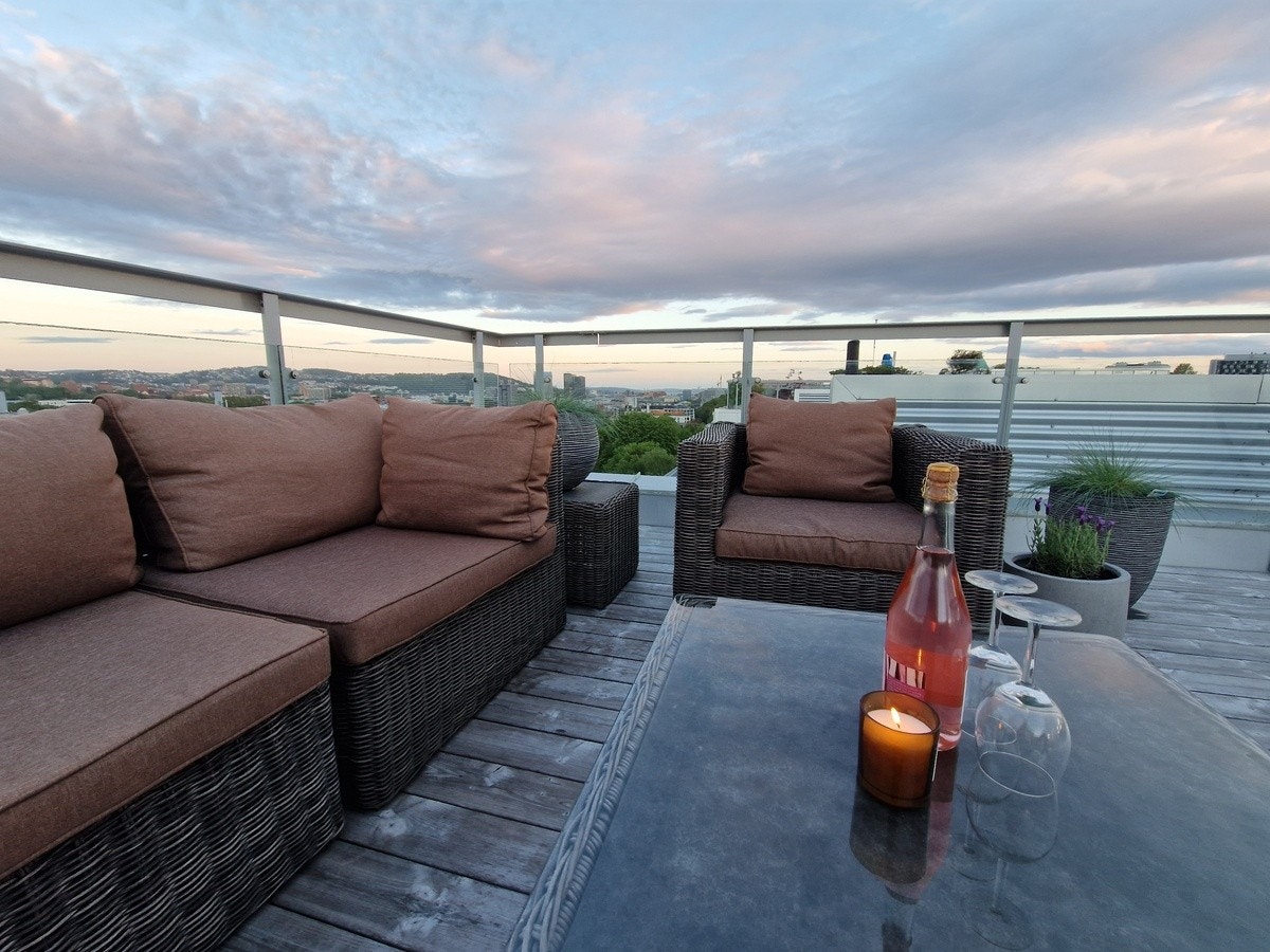 Hyggelig loungeområde på takterrassen perfekt for sommer og kveldssol Galleribilde