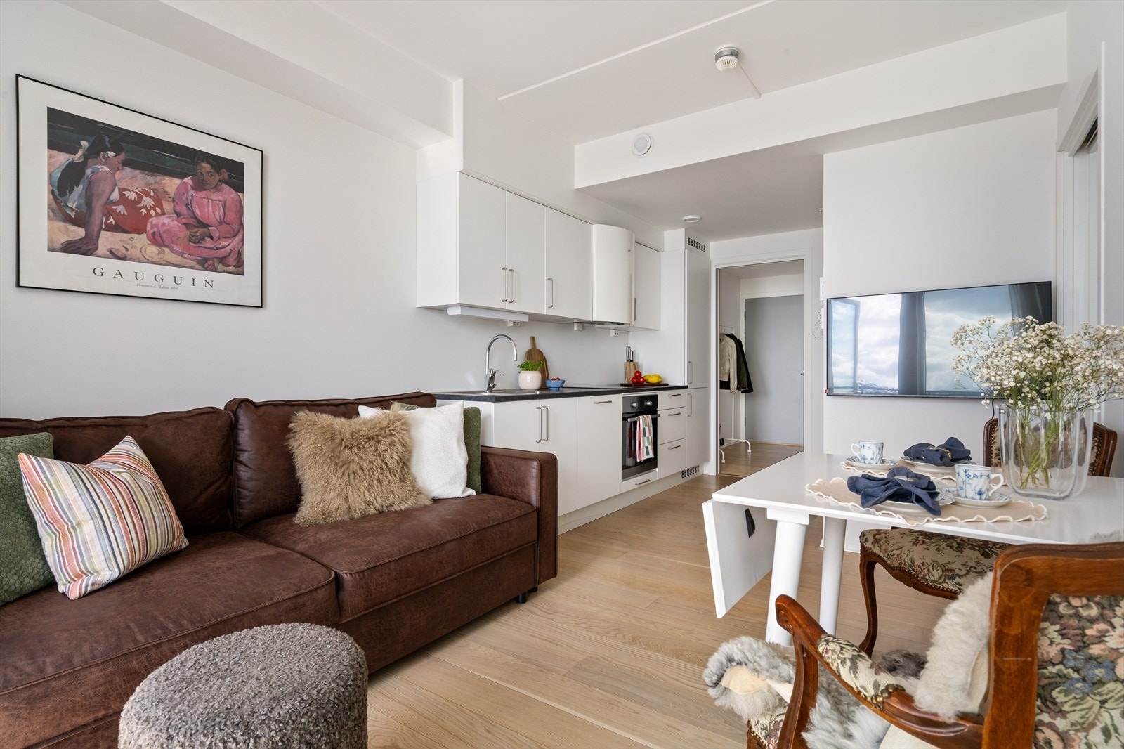 Leiligheten fremstår med gjennomgående god standard og moderne materialvalg. Galleribilde
