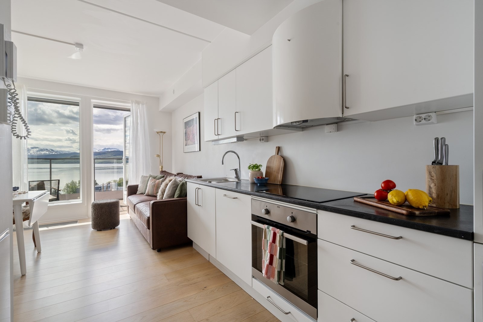 Leiligheten har et pent kjøkken med glatte fronter og laminat benkeplate. Det er integrert kjøl og fryseskap, oppvaskmaskin, induksjonstopp og stekeovn. Galleribilde