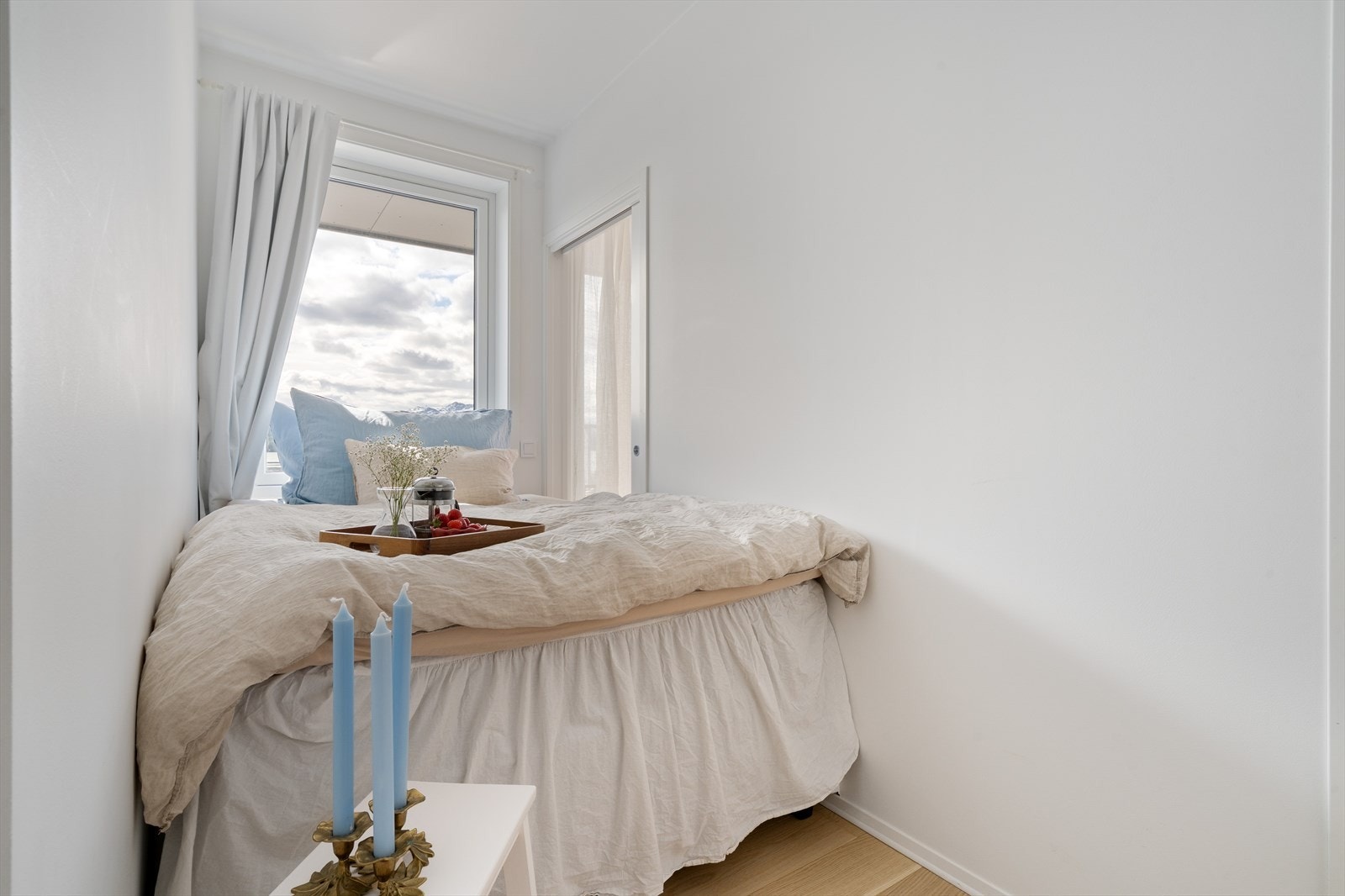 Rommet byr på flere møblerings muligheter, samt to skyvedører på hver side. Galleribilde