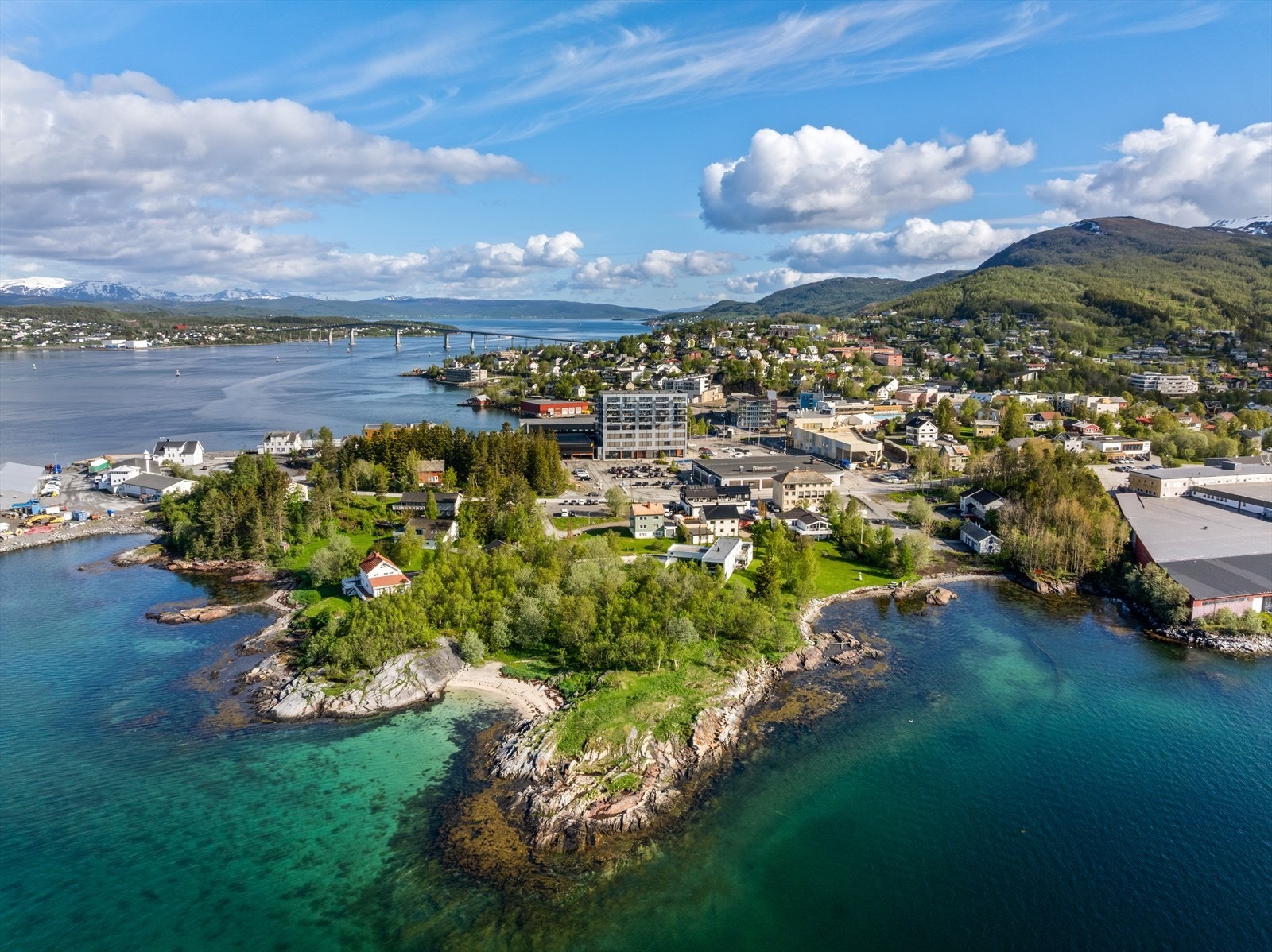 Fra boligen er det kun 2 minutter gange til den nydelige stranden og Svaberget på Henrikstøa! Galleribilde