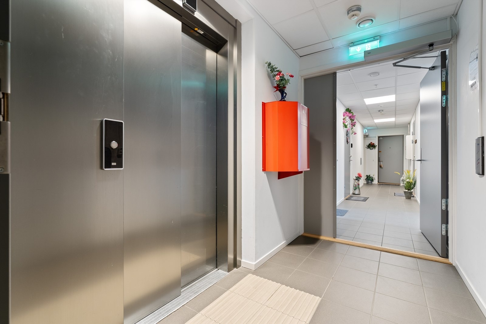 Bygget har heis som gir enkel adkomst til leiligheten, og det medfølger ekstern bod i kjeller som sørger for gode oppbevaringsmuligheter. Galleribilde