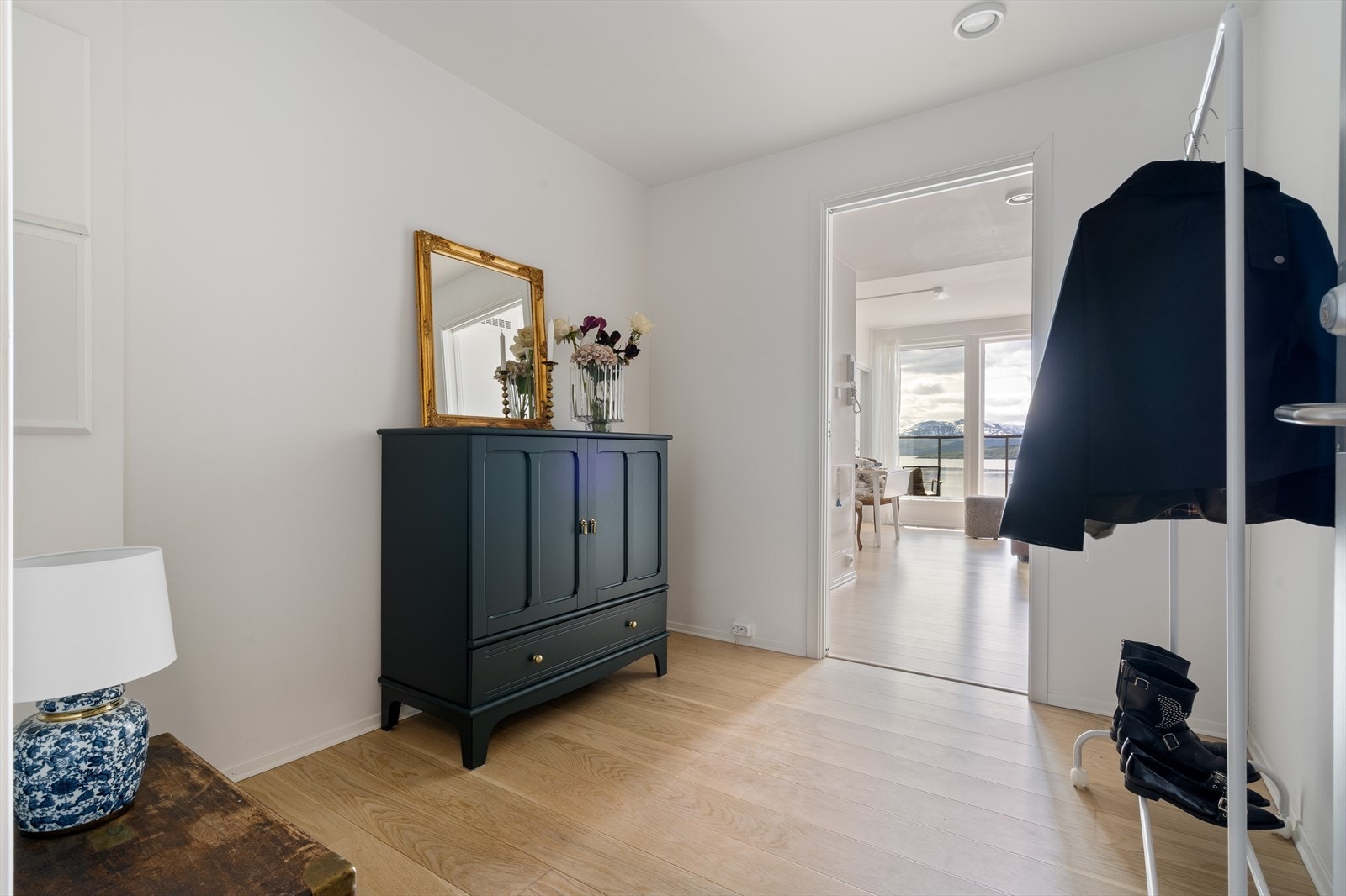 Her kommer man inn i en romslig entré som gir gode oppbevaringsmuligheter for sko og yttertøy. Galleribilde