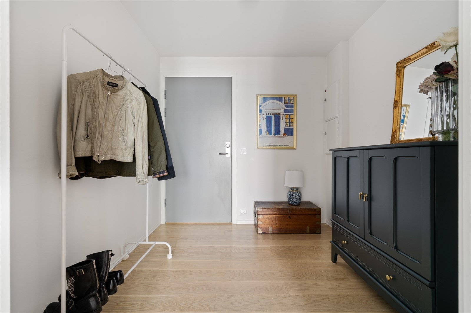 Innvendig er det parkett på gulv, malte plater på vegger og i himlinger, samt malte glatte dører. Galleribilde