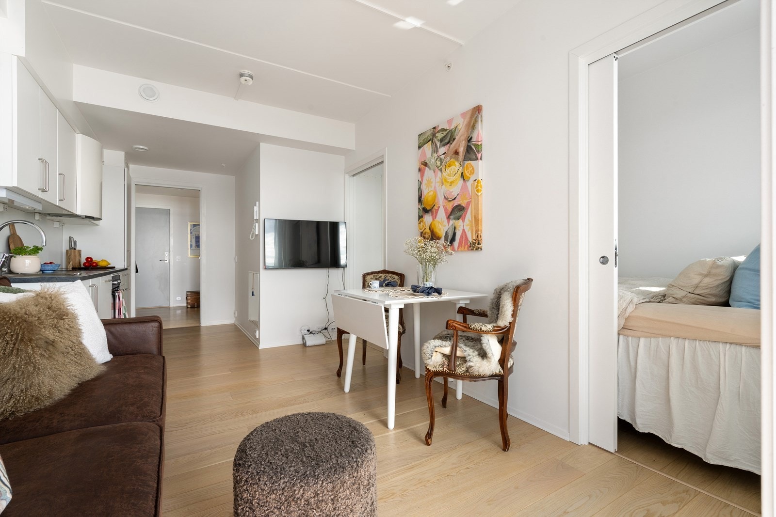 Leiligheten oppvarmes med vann til luft varme, og er utstyrt med balansert ventilasjon som sikrer god luftutskifting. Galleribilde