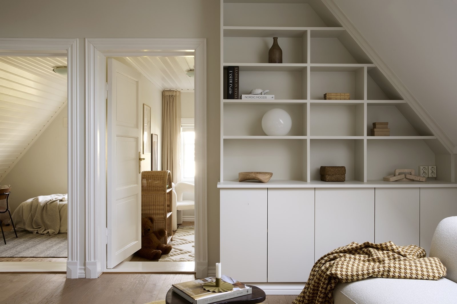 2.etasje har familievennlig planløsning med loftstue, 3 soverom og bad Galleribilde