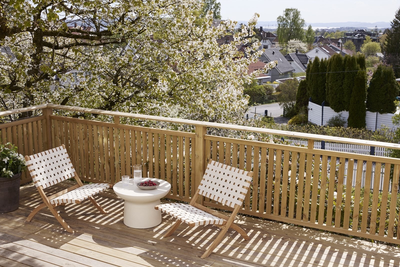 Fra stuen er det direkte utgang til solrik terrasse med nydelig utsikt Galleribilde