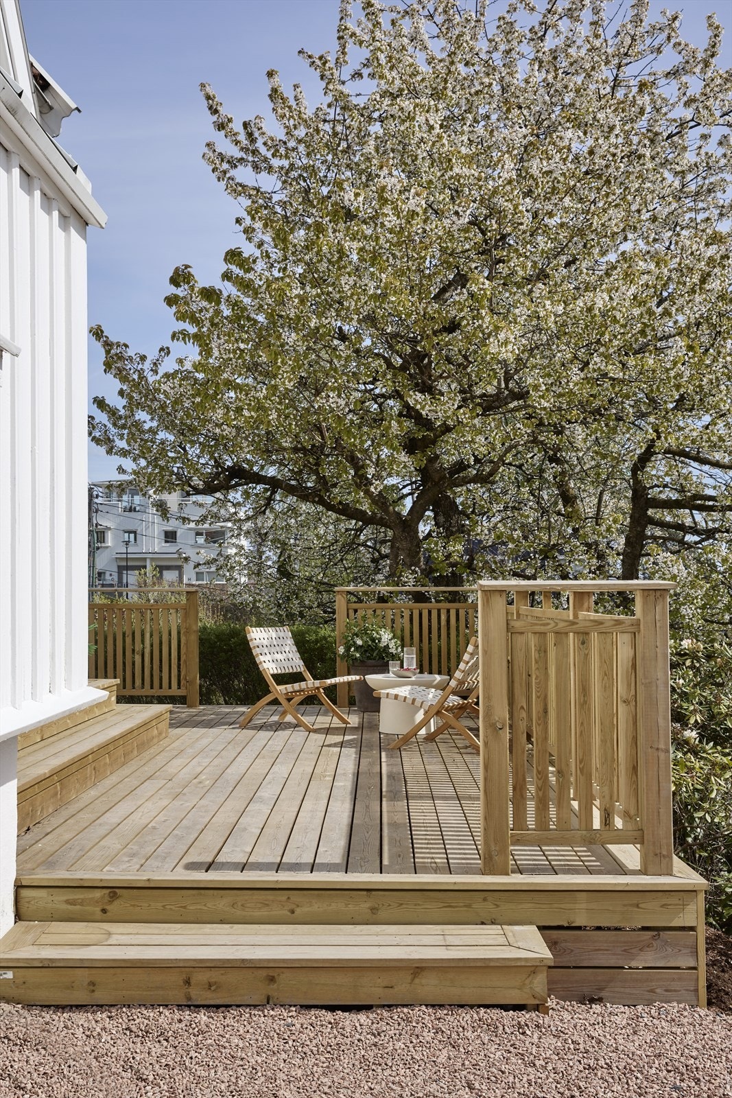 Pent opparbeidet tomt med flotte utesoner og stor terrasse Galleribilde