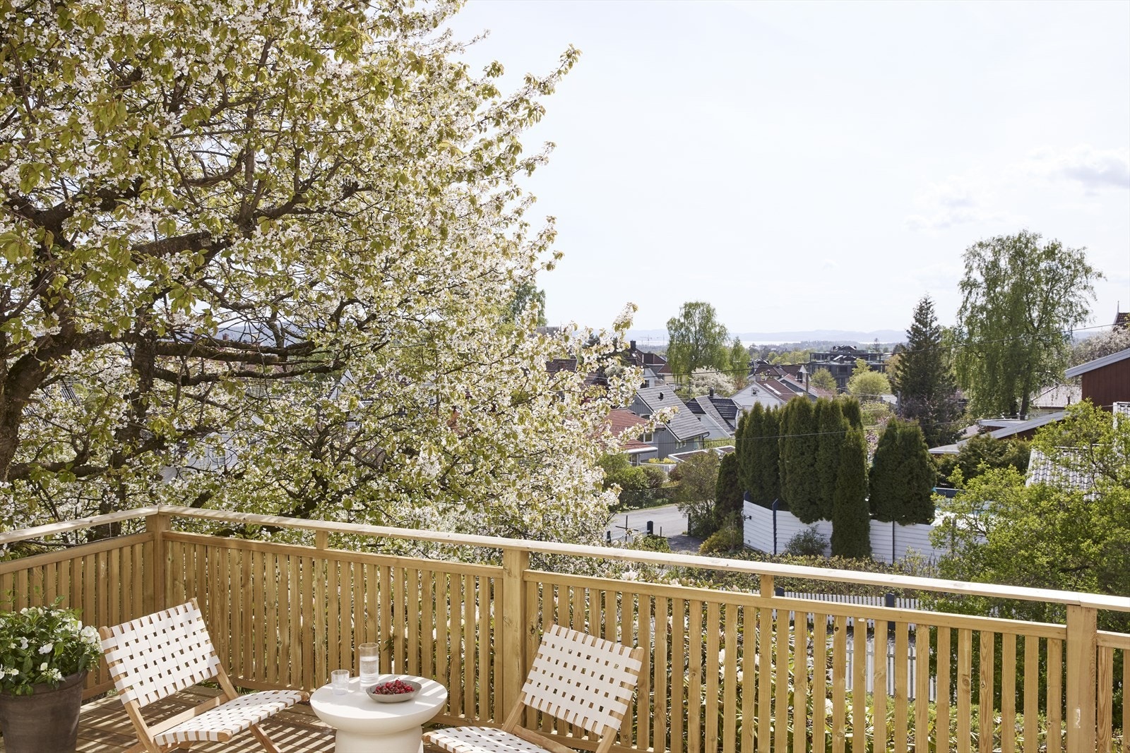 Solrik terrasse med utgang fra stuen med flott utsyn Galleribilde