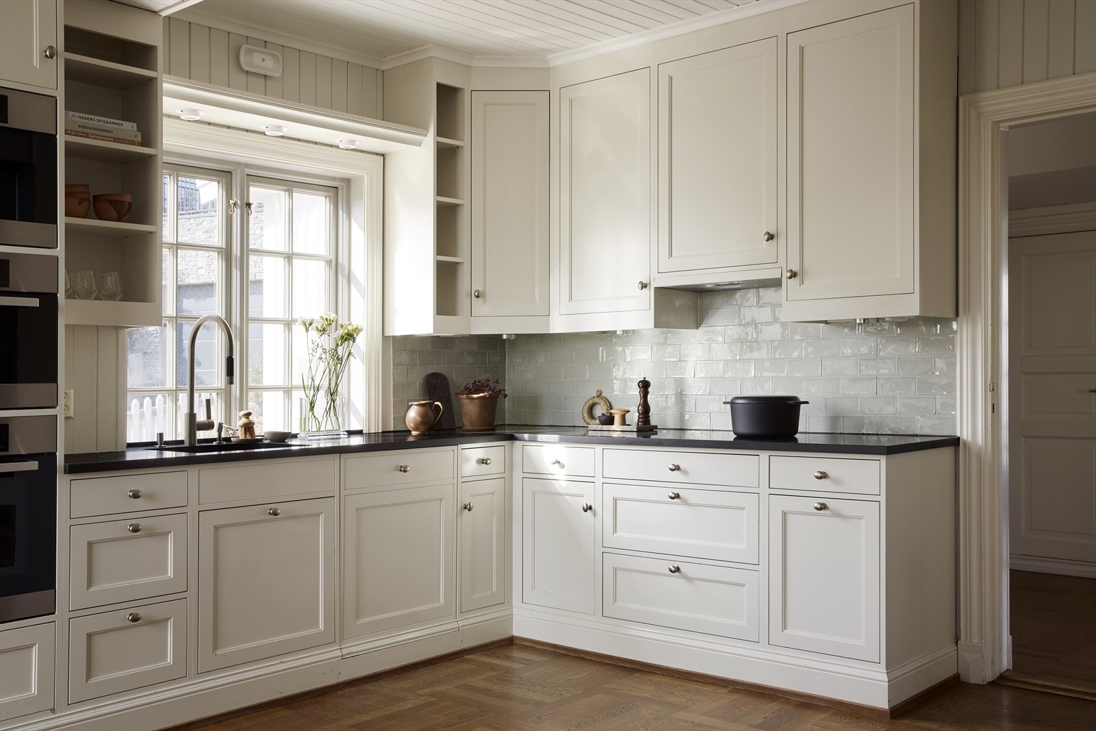 Tidløs kjøkkeninnredning med malte profilerte fronter og integrert Miele stekeovn, dampovn, kaffemaskin og oppvaskmaskin Galleribilde
