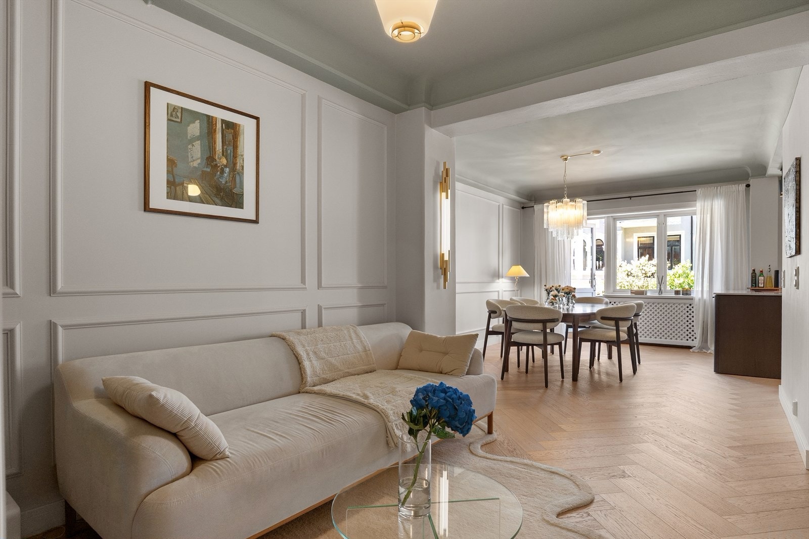 I stuen er det også plass til sofa og tilhørende møblement. Galleribilde
