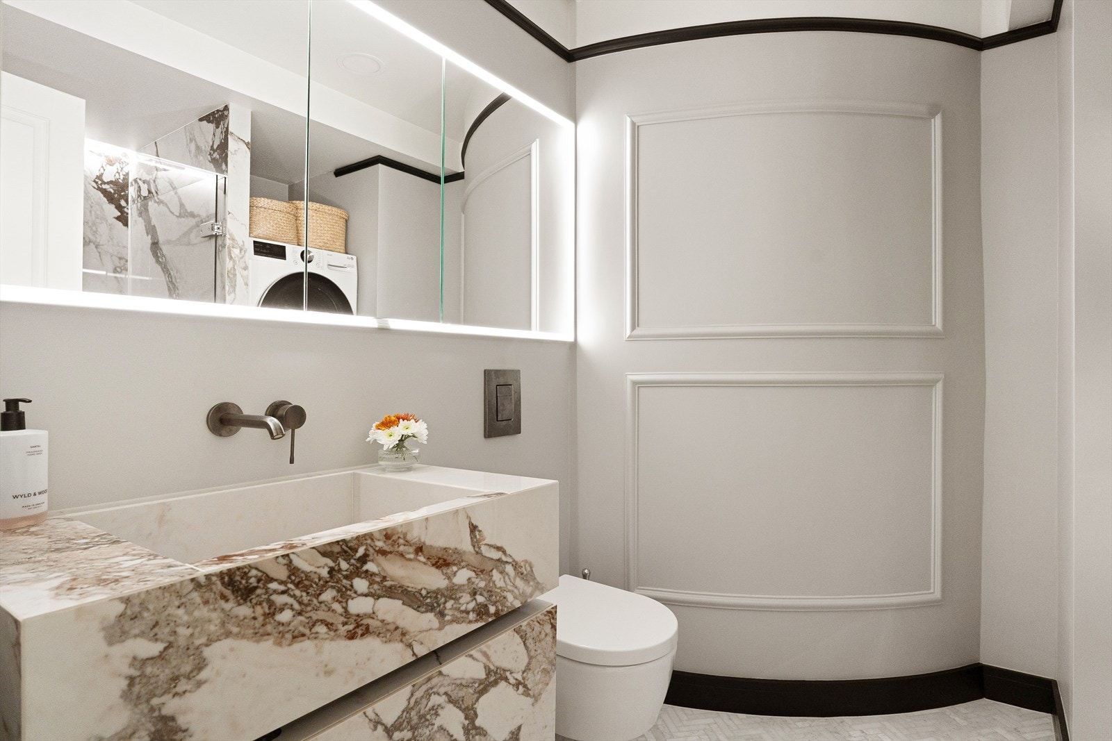 Badet er arkitekttegnet med gjennomtenkte løsninger og elegante detaljer. Galleribilde